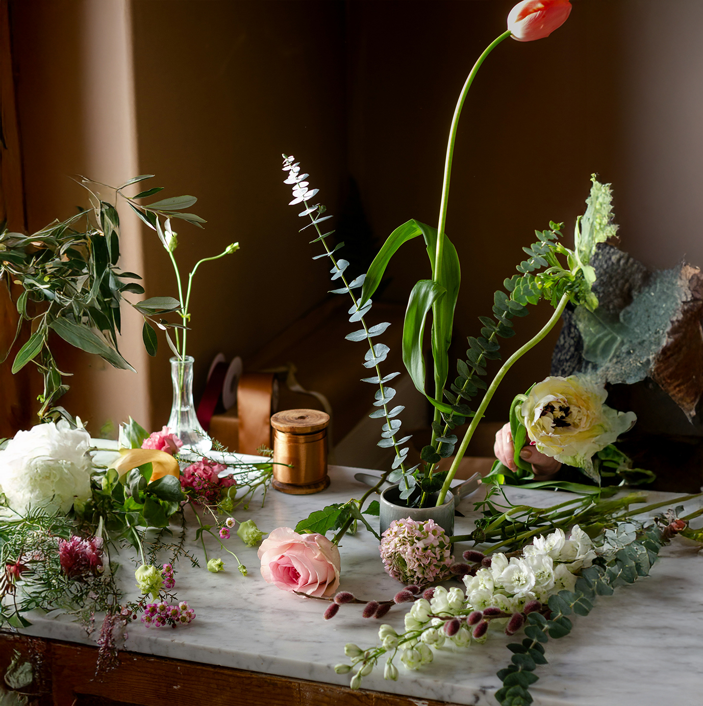 mix di fiori e piante artificiali