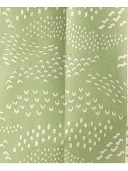 dettaglio soffietto laterale verde con disegni neutri