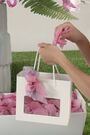 shopper in carta con finestra trasparente e manici in corda per bomboniere